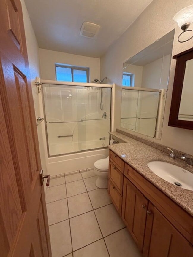 Building Photo - Beautiful 3 Bedroom and 2 Bathroom Home in East Sac $2,795.00 per month