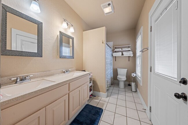 Building Photo - 312 Lytle St