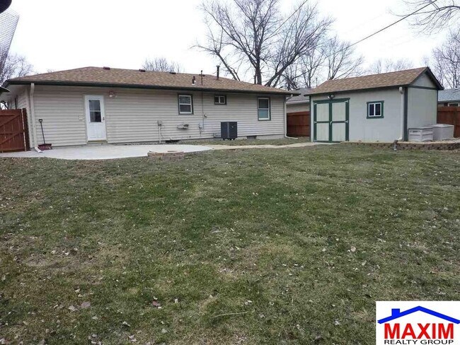 Building Photo - Move-in special offer!!!  Huge house - over 2,200 sqft convenient location and private backyard $...