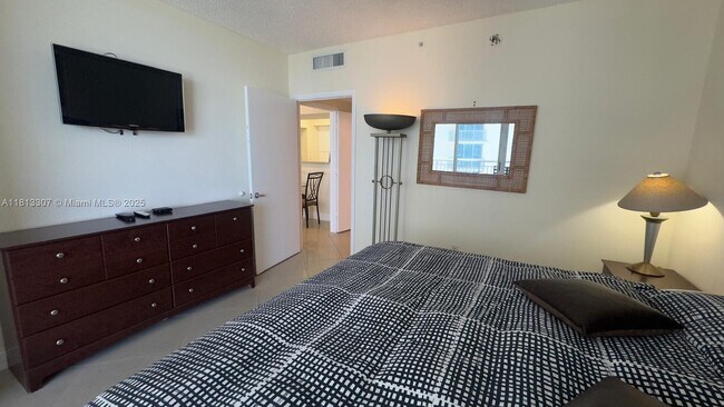 Building Photo - 17375 Collins Ave