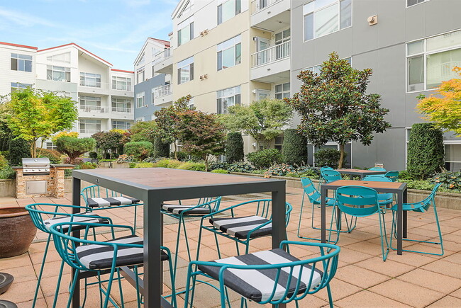 Building Photo - Courtyard Off Main