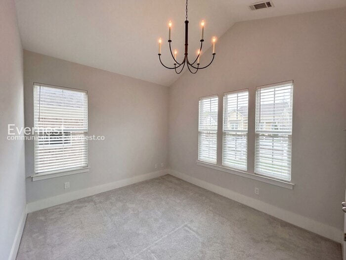 Building Photo - 640 Henry Ln