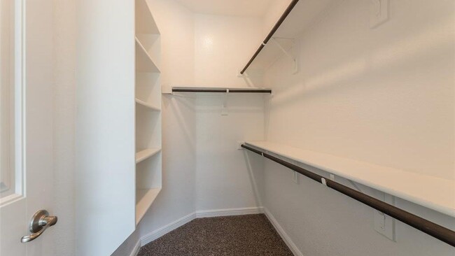 Building Photo - 1000 Meadow Scape Dr