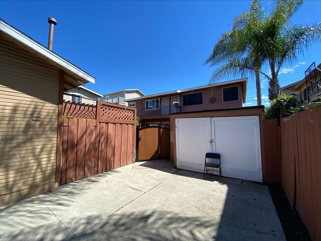 Building Photo - Great North Park Location! Private Fenced Front Patio! In Unit Washer and Dryer!