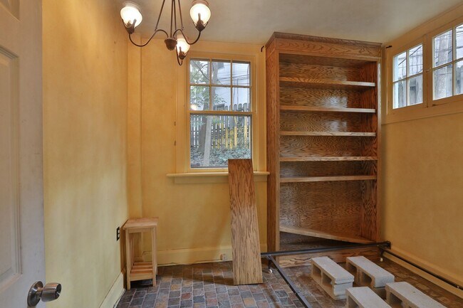 Building Photo - Highly Sought After OSU 6 Bedroom House Iuka Ravine with 2 new bathrooms and free off-street parking