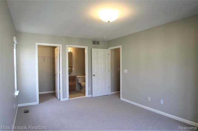 Building Photo - 3243 Camden Dr