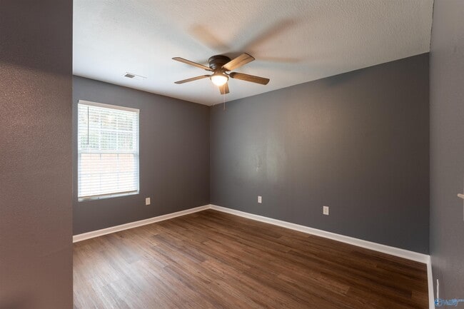 Building Photo - 2401 Bell Manor Dr SW