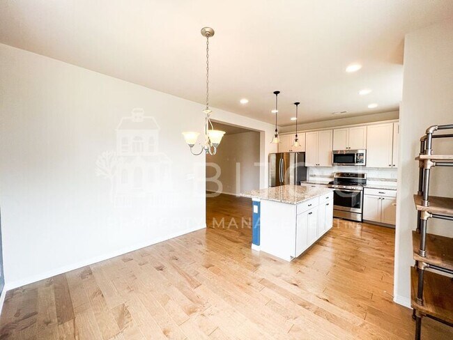 Building Photo - 1167 Solitaire St