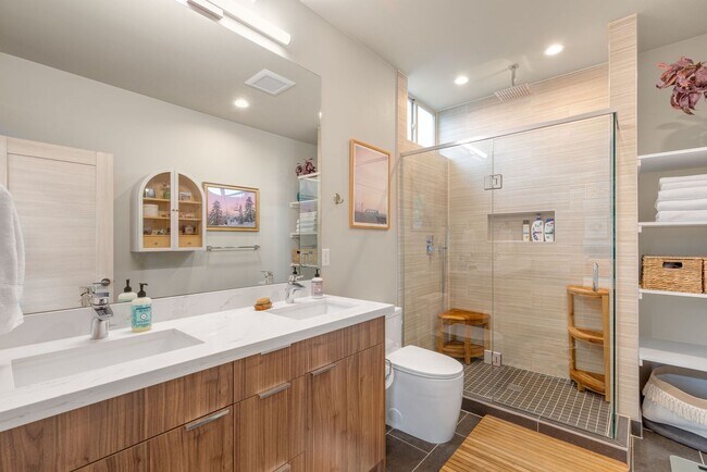 Building Photo - Ballard Townhouse, 2bed/2bath, Rooftop Deck