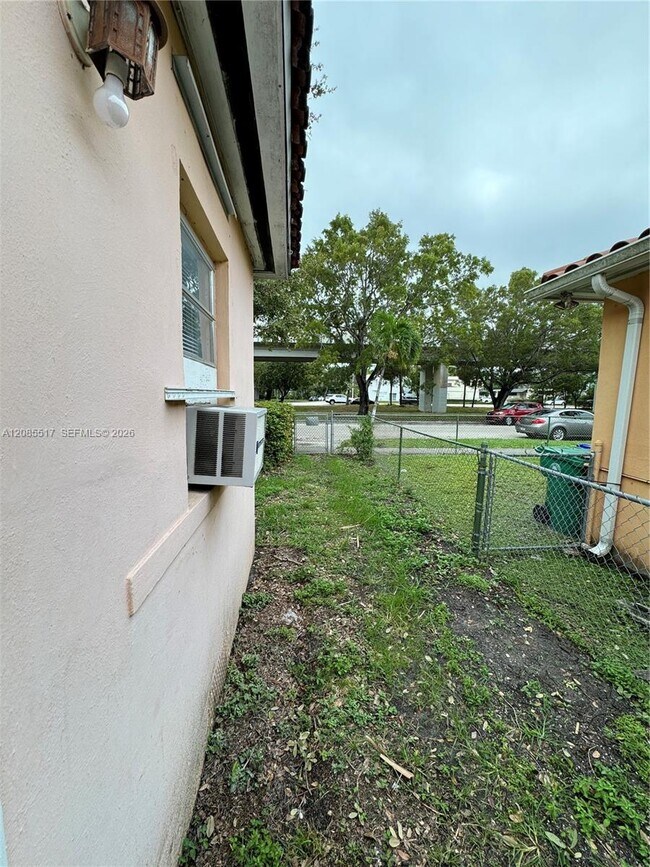 Building Photo - 2652 SW 23rd Ave