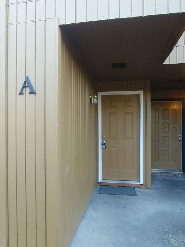 Building Photo - Freshly remodeled Townhouse Style Apartment with Private Yard