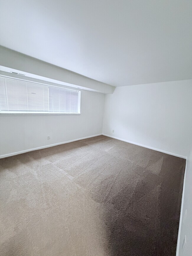 Building Photo - 1022 Adams Ave