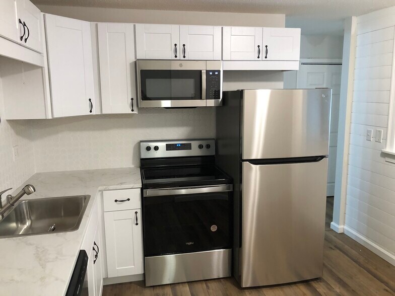 Building Photo - 85 Old Town Rd