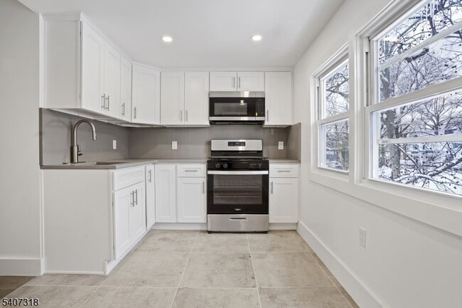 Building Photo - 554 Hort St