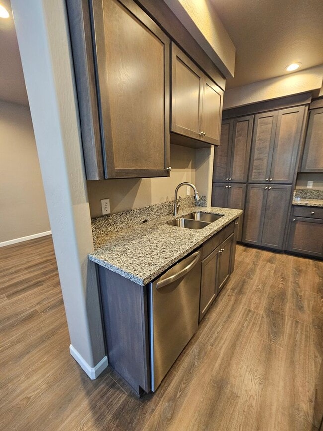 Building Photo - Beautiful Townhomes in East Medford