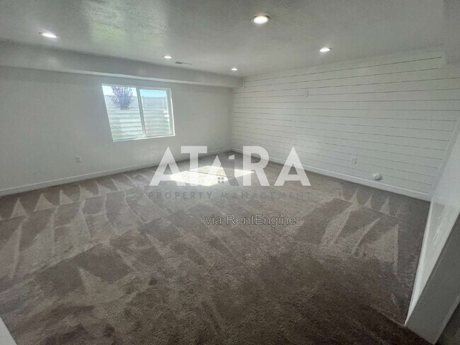 Building Photo - 1754 Oakwood Ln