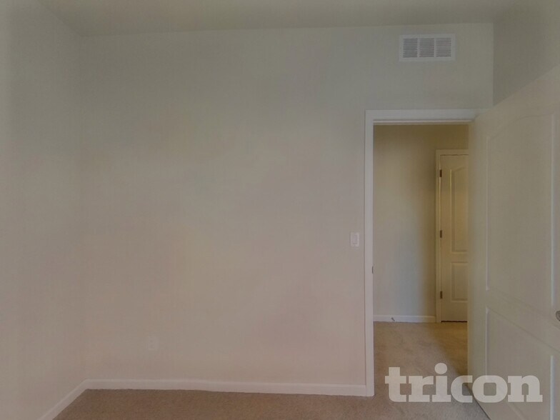 Building Photo - 6585 Kearsarge Dr