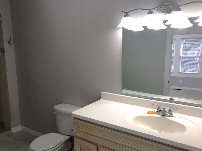 Bathroom - 2216 W Woodlawn Ave