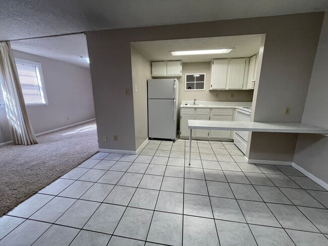 Building Photo - Studio apartment 1/2 block from campus! Re...