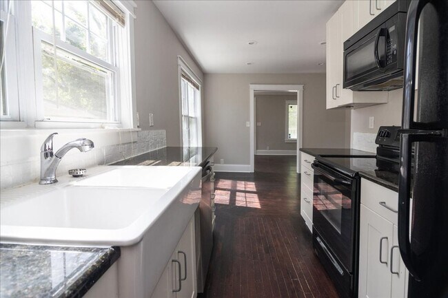 Building Photo - Newly Renovated 3/2 Feet From Atlanta Belt...