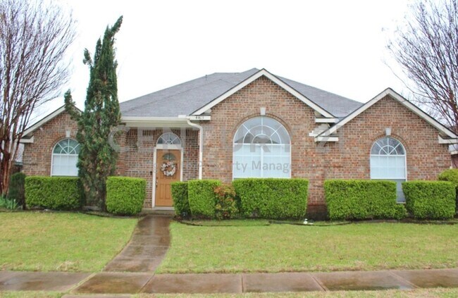 Primary Photo - Well-Maintained 4/2/2 with 2 Living and 2 ...