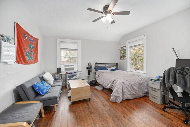 Building Photo - 949 SW 13th St