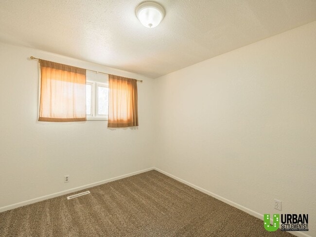 Building Photo - 2104 N Dale Ln