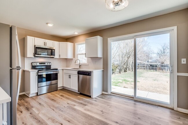 Building Photo - Charming Southeast 3 Bedroom, 1 Bathroom with bonus room