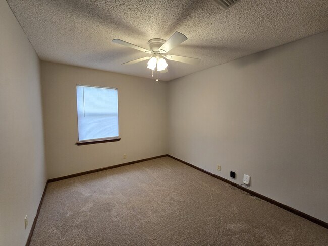 Building Photo - 425 Sunnyside Dr