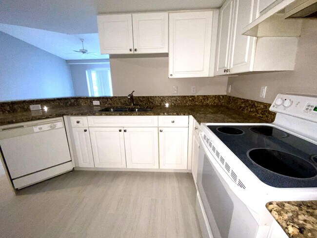 Building Photo - 1600 Crestwood Ct S