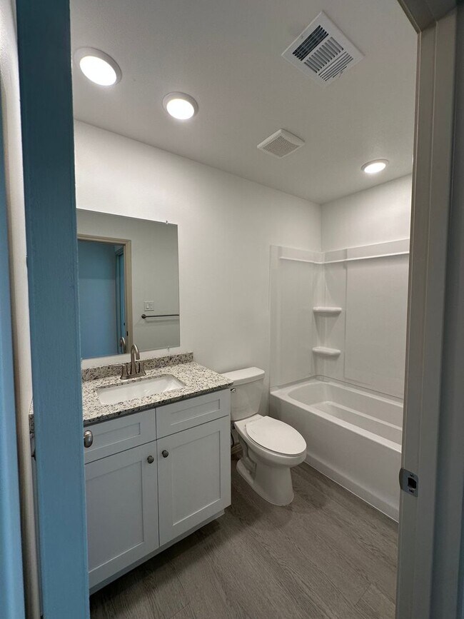 Building Photo - Fresh, Modern, and Move-In Ready!