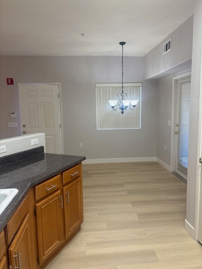 Building Photo - Downstairs unit with 3 bedroom and with two baths