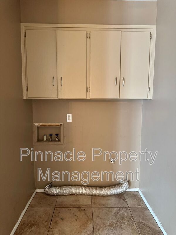 Building Photo - 247 Robin Hood Trail