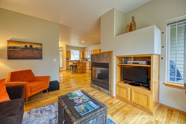 Building Photo - Fully Furnished Running Y Townhouse