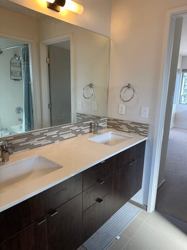 Building Photo - Location! Location! Modern 3 bed, 2.5 bath, Townhome near Greenlake!