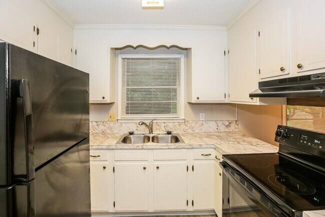 Building Photo - 125 Pinevale Dr