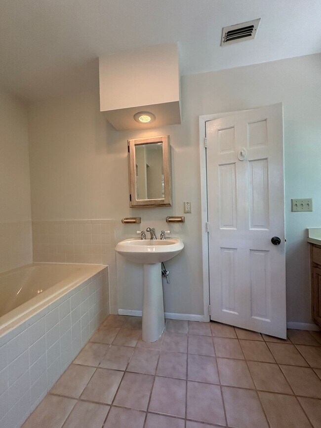 Building Photo - 2BR/2BA Home with Preserve View + Tennis C...