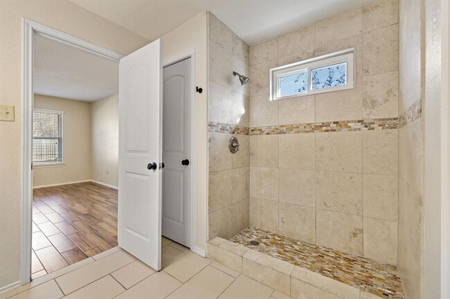 Building Photo - 2003 Dayflower Trce