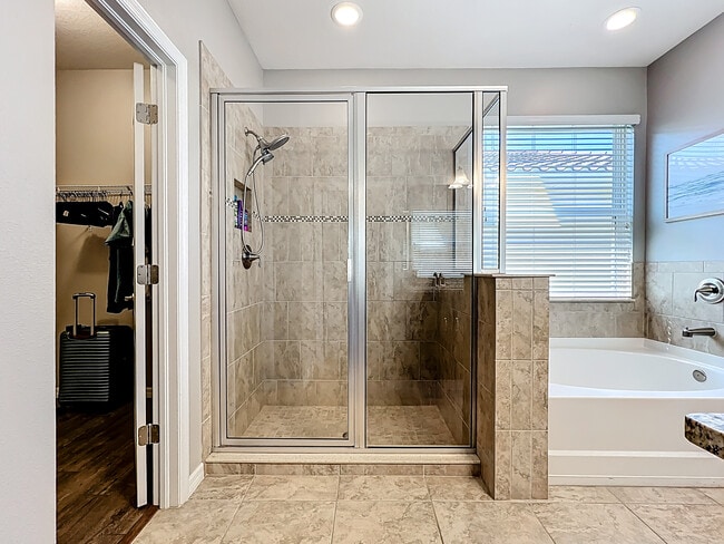 Building Photo - 3009 Esmeralda Dr