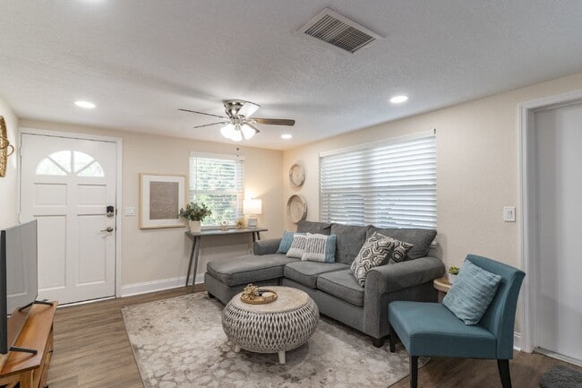 Building Photo - BEAUTIFUL UNIT JUST 5 MINUTE WALK TO DOWNTOWN