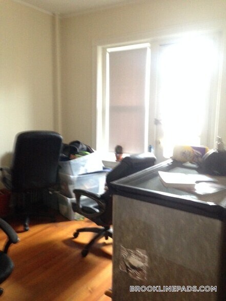 Building Photo - 1589 Beacon St