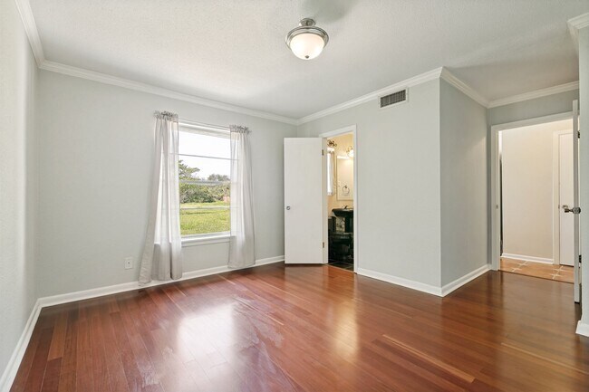 Building Photo - BEAUTIFUL 4-BEDROOM IN SUNSHINE ESTATES