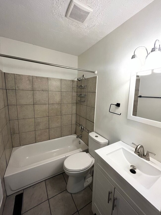 Building Photo - Charming 3 Bedroom Home with Finished Base...