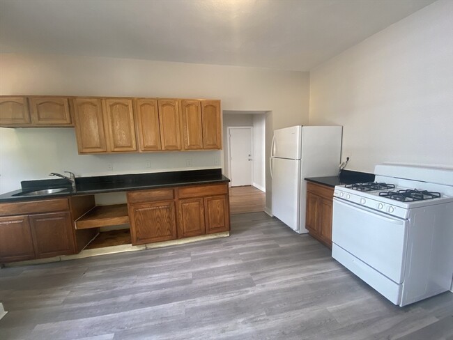 Primary Photo - 140 Callender St