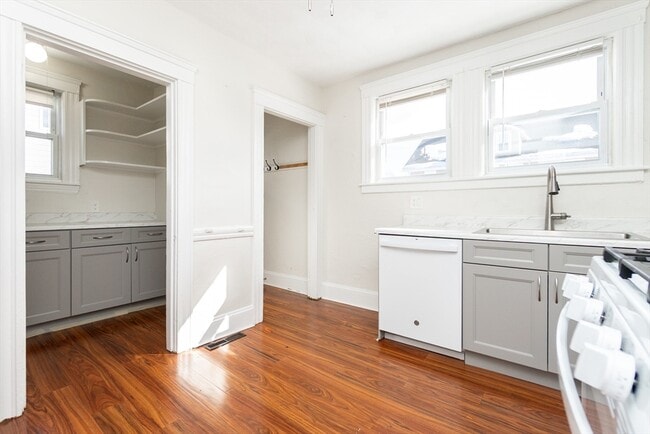 Building Photo - 359 Concord St