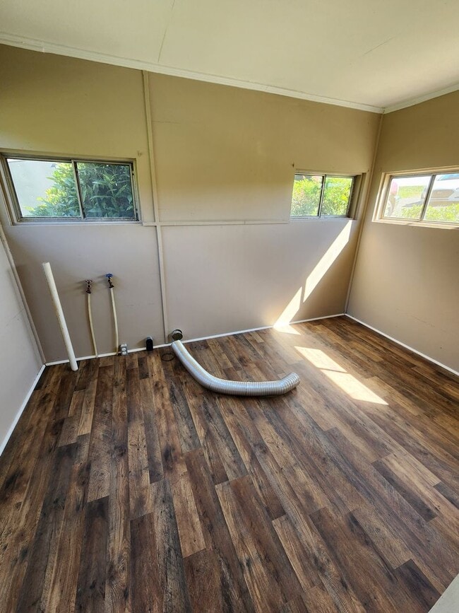 Building Photo - Newly Remodeled!!
