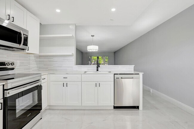 Building Photo - 2202 Lucaya Bend