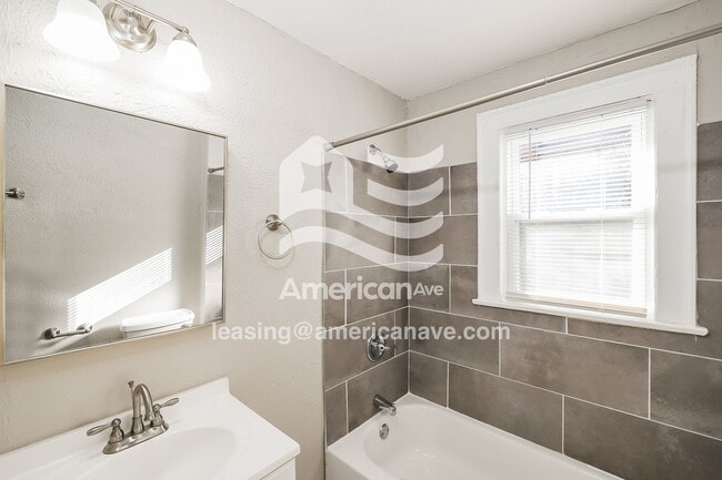 Building Photo - 3772 N Parker Ave