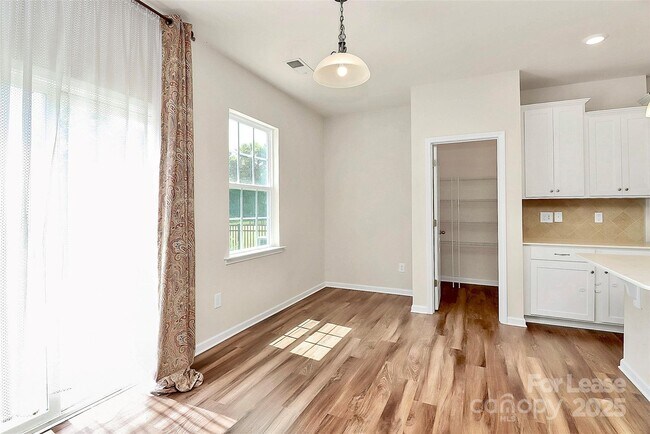 Building Photo - 16027 Harbor Hill Dr