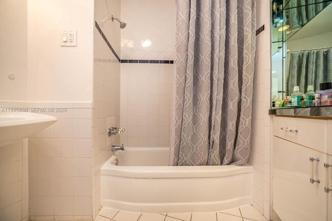 Building Photo - 9520 E Broadview Dr